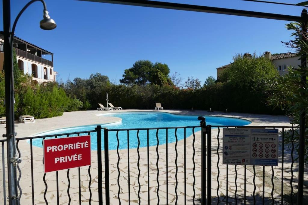 Appartement Clim & Piscine Sur Golf Pont-Royal Exterior photo